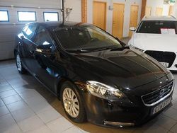 Svart Begagnad 2015 Volvo V40 Kinetic Halvkombi | 117 000 kr (Marknadspris)