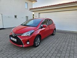Röd Begagnad 2015 Toyota Yaris Halvkombi | 89 900 kr (Marknadspris)