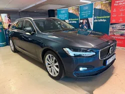 Mörkblå Begagnad 2020 Volvo V90 Momentum Kombi | 229 900 kr (Marknadspris)