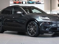 Grå Begagnad 2024 Porsche Macan Turbo SUV | 1 139 000 kr