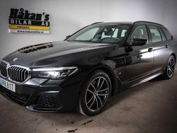 Svart Begagnad 2021 BMW 530e M Sport Kombi | 389 500 kr (Marknadspris)