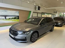 Grå (graphite grey metallic) Ny 2025 Skoda Superb SportLine Kombi | 520 700 kr (Dyr)