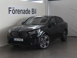 Svart Begagnad 2024 BMW iX2 M Sport SUV | 519 000 kr (Marknadspris)