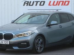 Grå (gråmetallic) Begagnad 2023 BMW 118 Sport Line Halvkombi | 279 900 kr (Lite dyr)