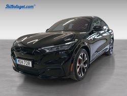 Svart Begagnad 2021 Ford Mustang Mach-E SUV | 399 800 kr (Marknadspris)