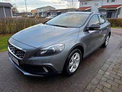 Grå (mörkgråmetallic) Begagnad 2016 Volvo V40 CC Momentum Kombi | 104 900 kr (Bra pris)