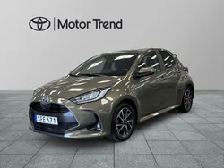 Grön Begagnad 2022 Toyota Yaris Hybrid Active Halvkombi | 199 900 kr (Marknadspris)