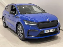 Blå (energy blue) Begagnad 2022 Skoda Enyaq iV SportLine SUV | 344 900 kr (Marknadspris)