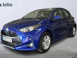 Mörkblå Begagnad 2022 Toyota Yaris Hybrid Active Halvkombi | 214 900 kr (Marknadspris)