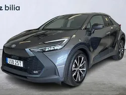 Mörkgrå Begagnad 2024 Toyota C-HR Style SUV | 379 900 kr (Marknadspris)