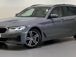 Grå Begagnad 2021 BMW 530e iPerformance Kombi | 329 000 kr (Marknadspris)