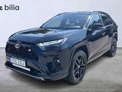 Attitude black (218) Begagnad 2023 Toyota RAV4 Hybrid Sport SUV | 509 900 kr (Marknadspris)