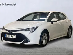 Vit Begagnad 2022 Toyota Corolla Hybrid Active Halvkombi | 224 900 kr (Marknadspris)