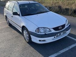 Vit Begagnad 2001 Toyota Avensis Kombi | 32 000 kr (Superpris)
