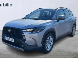 Silver Begagnad 2025 Toyota Corolla Cross Active SUV | 369 900 kr (Marknadspris)