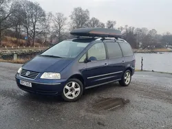 Blå Begagnad 2010 VW Sharan Minibuss | 70 000 kr