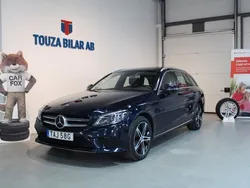 Mörkblå (blå) Begagnad 2020 Mercedes C300e Kombi | 269 900 kr (Marknadspris)