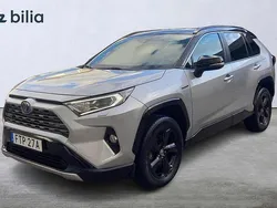 Grå Begagnad 2019 Toyota RAV4 Hybrid Style SUV | 334 900 kr (Marknadspris)