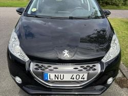 Svart Begagnad 2012 Peugeot 208 Halvkombi | 83 500 kr (Marknadspris)