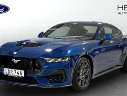 Blå Ny 2024 Ford Mustang GT Fastback Sportkupé | 741 400 kr