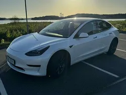 Vit Begagnad 2021 Tesla Model 3 Standard Range Plus Sedan | 270 000 kr (Marknadspris)