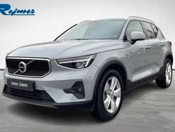 Grå Begagnad 2023 Volvo XC40 Core SUV | 349 900 kr (Marknadspris)