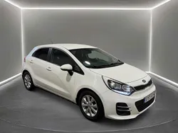 Vit Begagnad 2015 Kia Rio Halvkombi | 79 900 kr (Marknadspris)
