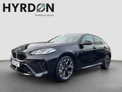 Svart Begagnad 2025 BMW 120 Shadowline Halvkombi | 389 000 kr