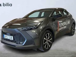 Mörkgrå Begagnad 2024 Toyota C-HR Style SUV | 429 000 kr (Marknadspris)
