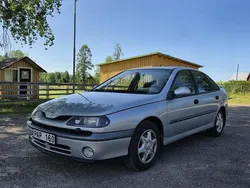 Grå Begagnad 2000 Renault Laguna Halvkombi | 17 000 kr