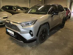 Grå Begagnad 2020 Toyota RAV4 Hybrid Style SUV | 369 000 kr (Marknadspris)