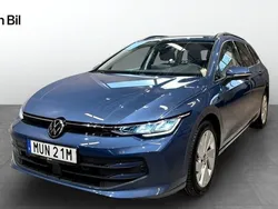 Mörkblå Begagnad 2024 VW Golf VIII Kombi | 329 900 kr (Marknadspris)