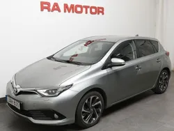 Ljusgrå Begagnad 2015 Toyota Auris Active Halvkombi | 139 900 kr (Bra pris)