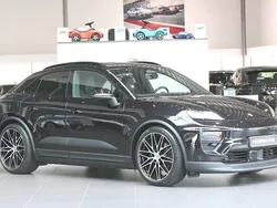 Svart Ny 2025 Porsche Macan 4 Electric SUV | 1 196 800 kr (Dyr)
