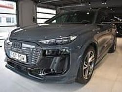 Grå Ny 2025 Audi Q6 e-tron S-Line SUV | 977 200 kr (Marknadspris)