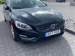 Svart Begagnad 2017 Volvo V60 Momentum Kombi | 155 000 kr (Marknadspris)
