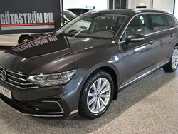 Mörkgrå Begagnad 2022 VW Passat GTE Kombi | 275 000 kr (Marknadspris)