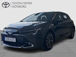 Mörkgrå Begagnad 2024 Toyota Corolla Hybrid Style Halvkombi | 319 900 kr (Marknadspris)