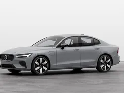 Grå Ny 2024 Volvo S60 Plus Sedan | 494 900 kr (Marknadspris)