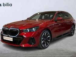 Röd Begagnad 2024 BMW 530e M Sport Kombi | 688 000 kr (Marknadspris)