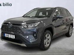 Mörkgrå Begagnad 2022 Toyota RAV4 Hybrid Active SUV | 364 900 kr (Marknadspris)