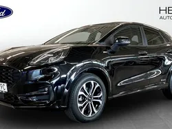 Svart (black) Begagnad 2022 Ford Puma ST-Line Halvkombi | 209 900 kr (Marknadspris)
