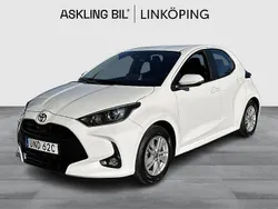 Vit Begagnad 2024 Toyota Yaris Hybrid Active Halvkombi | 239 000 kr (Marknadspris)