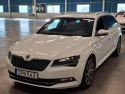 Vit Begagnad 2017 Skoda Superb Business Line Kombi | 229 900 kr (Marknadspris)
