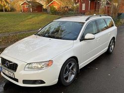 Vit Begagnad 2013 Volvo V70 Momentum Kombi | 95 000 kr (Marknadspris)