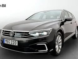 Mörkgrå Begagnad 2023 VW Passat Executive Kombi | 379 900 kr (Marknadspris)