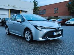 Silver Begagnad 2020 Toyota Corolla Hybrid Active Halvkombi | 199 700 kr (Marknadspris)