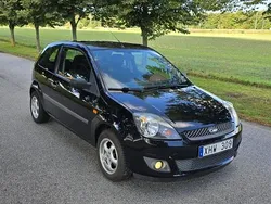 Svart Begagnad 2006 Ford Fiesta Halvkombi | 25 999 kr (Marknadspris)