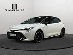 Vit Begagnad 2021 Toyota Corolla Hybrid Sport Halvkombi | 269 400 kr (Marknadspris)