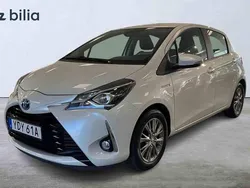 Grå Begagnad 2019 Toyota Yaris Hybrid Halvkombi | 169 900 kr (Marknadspris)